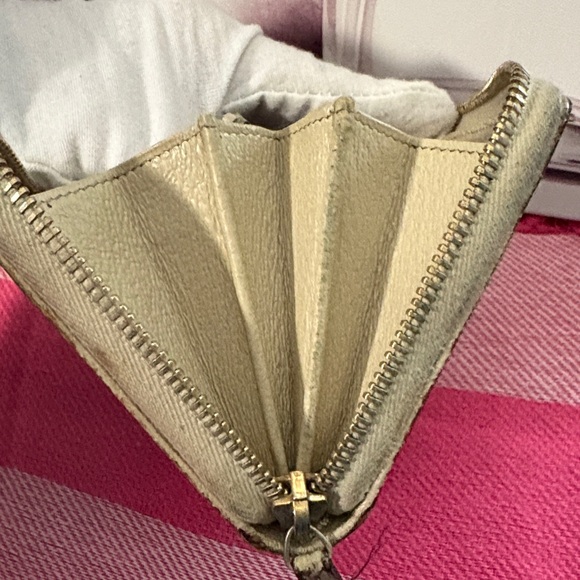 Gucci Beige and Brown Monogram Wallet - Picture 12 of 16